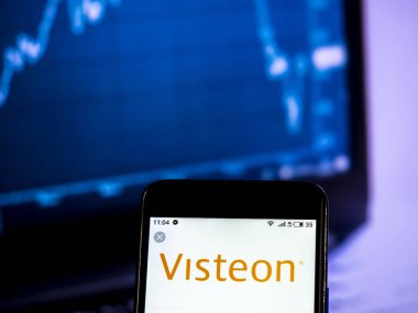 Kiev, Ukrayna - Jan 19, 2019: Visteon Otomotiv Şirket logosu akıllı telefon görüntülenen gördüm