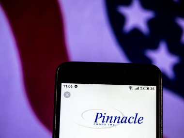 Kiev, Ukrayna - Jan 19, 2019: Pinnacle gıdalar şirket logosu akıllı telefon görüntülenen gördüm