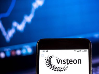 Kiev, Ukrayna - Jan 19, 2019: Visteon Otomotiv Şirket logosu akıllı telefon görüntülenen gördüm