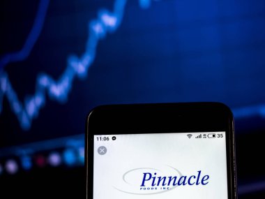 Kiev, Ukrayna - Jan 19, 2019: Pinnacle gıdalar şirket logosu akıllı telefon görüntülenen gördüm