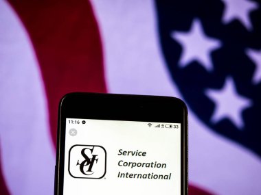 Kiev, Ukrayna - Jan 19, 2019: Service Corporation International cenaze ev şirket logosu akıllı telefon görüntülenen gördüm