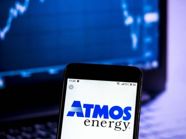 Kiev, Ukrayna - Jan 19, 2019: Atmos enerji doğal gaz dağıtım şirket logosu akıllı telefon görüntülenen gördüm