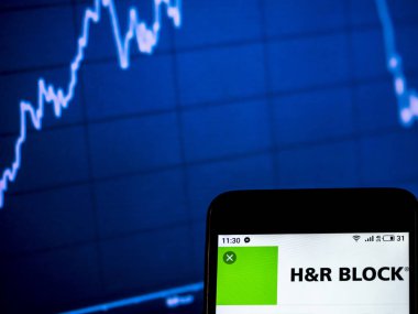 Kiev, Ukrayna - Jan 19, 2019: H ve R blok vergi hazırlık şirket logosu akıllı telefon görüntülenen gördüm