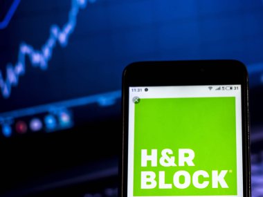 Kiev, Ukrayna - Jan 19, 2019: H ve R blok vergi hazırlık şirket logosu akıllı telefon görüntülenen gördüm