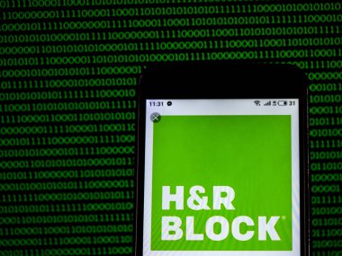 Kiev, Ukrayna - Jan 19, 2019: H ve R blok vergi hazırlık şirket logosu akıllı telefon görüntülenen gördüm