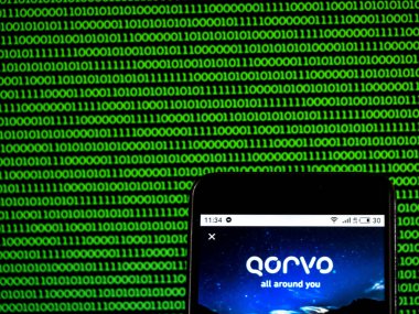 Kiev, Ukrayna - Jan 19, 2019: Qorvo şirket logosu akıllı telefon görüntülenen gördüm