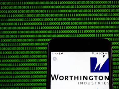  Kiev, Ukrayna - Jan 19, 2019: Worthington imalat sanayi şirket logosu akıllı telefon görüntülenen gördüm