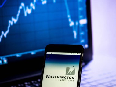  Kiev, Ukrayna - Jan 19, 2019: Worthington imalat sanayi şirket logosu akıllı telefon görüntülenen gördüm