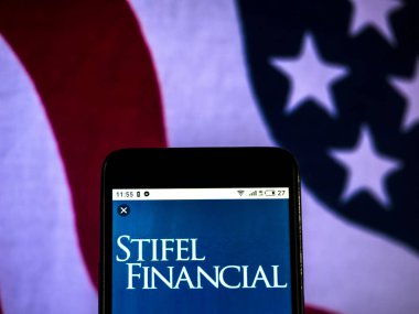 Kiev, Ukrayna - Jan 19, 2019: Stifel şirket logosu bankacılık yatırım akıllı telefon görüntülenen gördüm