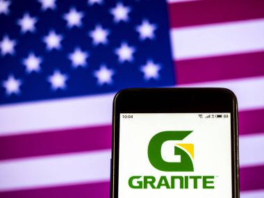 Kiev, Ukrayna - Jan 20, 2019: Granit inşaat şirket logosu akıllı telefon görüntülenen gördüm