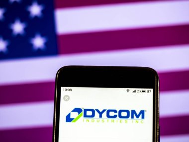 Kiev, Ukrayna - Jan 20, 2019: Dycom Sanayii A.ş. İnşaat Mühendisliği şirket logosu akıllı telefon görüntülenen gördüm