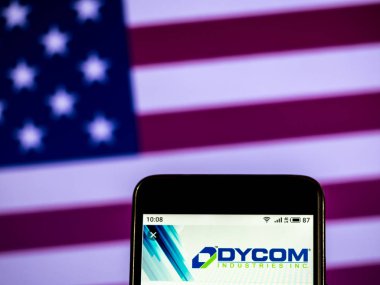 Kiev, Ukrayna - Jan 20, 2019: Dycom Sanayii A.ş. İnşaat Mühendisliği şirket logosu akıllı telefon görüntülenen gördüm