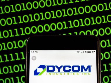Kiev, Ukrayna - Jan 20, 2019: Dycom Sanayii A.ş. İnşaat Mühendisliği şirket logosu akıllı telefon görüntülenen gördüm