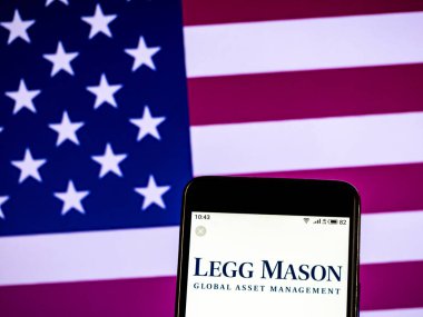 Kiev, Ukrayna - Jan 20, 2019: Legg Mason yatırım yönetim şirket logosu akıllı telefon görüntülenen gördüm