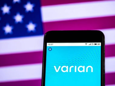 Kiev, Ukrayna - Jan 20, 2019: Varian tıbbi sistemler şirket logosu akıllı telefon görüntülenen gördüm