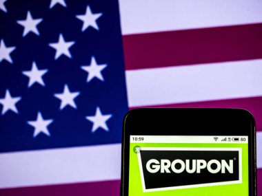 Kiev, Ukrayna - Jan 20, 2019: Groupon şirket logosu akıllı telefon görüntülenen gördüm