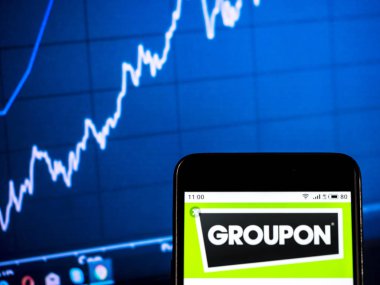 Kiev, Ukrayna - Jan 20, 2019: Groupon şirket logosu akıllı telefon görüntülenen gördüm
