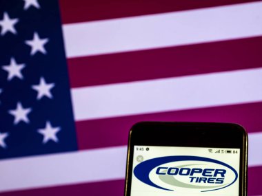 Kiev, Ukrayna - 22 Ocak 2019: Cooper lastik ve kauçuk şirket logosu bir akıllı telefon görüntülenen gördüm