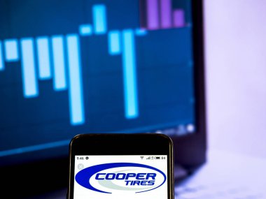 Kiev, Ukrayna - 22 Ocak 2019: Cooper lastik ve kauçuk şirket logosu bir akıllı telefon görüntülenen gördüm
