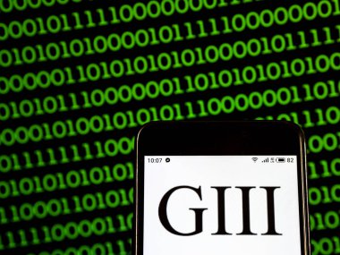 Kiev, Ukrayna - 22 Ocak 2019: G-III giyim grup giyim şirket logosu bir akıllı telefon görüntülenen gördüm