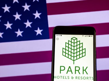 Kiev, Ukrayna - 22 Ocak 2019: Park otel ve tatil Emlak şirket logosu bir akıllı telefon görüntülenen gördüm
