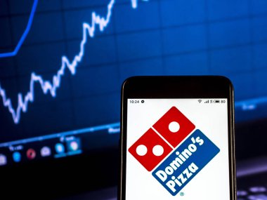 Kiev, Ukrayna - 22 Ocak 2019: Domino's Pizza Restoran şirket logosu bir akıllı telefon görüntülenen gördüm