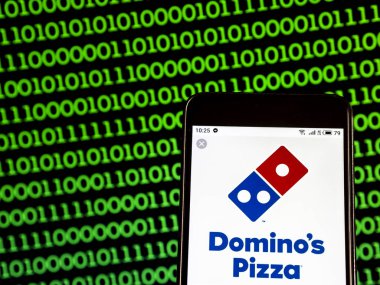 Kiev, Ukrayna - 22 Ocak 2019: Domino's Pizza Restoran şirket logosu bir akıllı telefon görüntülenen gördüm