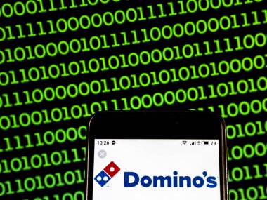 Kiev, Ukrayna - 22 Ocak 2019: Domino's Pizza Restoran şirket logosu bir akıllı telefon görüntülenen gördüm