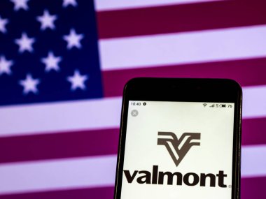 Kiev, Ukrayna - 22 Ocak 2019: Valmont imalat sanayi şirket logosu bir akıllı telefon görüntülenen gördüm