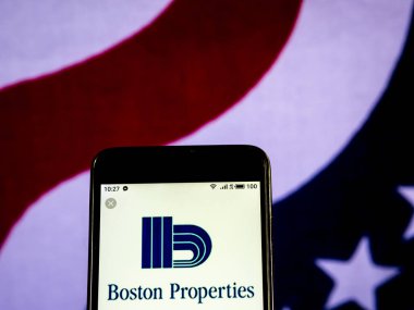 Kiev, Ukrayna - 27 Ocak 2019: Boston özellikleri gerçek emlak yatırım güven şirket logosu bir akıllı telefon görüntülenen gördüm