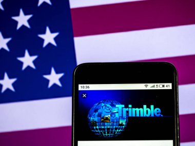 Kiev, Ukrayna - 24 Ocak 2019: Trimble yazılım geliştirici logo akıllı telefon görüntülenen gördüm
