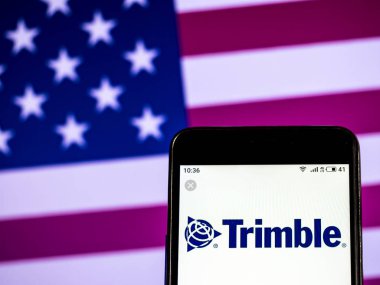 Kiev, Ukrayna - 24 Ocak 2019: Trimble yazılım geliştirici logo akıllı telefon görüntülenen gördüm