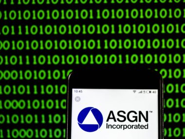 Kiev, Ukrayna - 24 Ocak 2019: On atama, Inc şirket logosu akıllı telefon görüntülenen gördüm