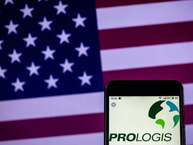 Kiev, Ukrayna - 24 Ocak 2019: Prologis gerçek emlak yatırım güven şirket logosu akıllı telefon görüntülenen gördüm