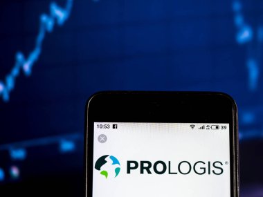 Kiev, Ukrayna - 24 Ocak 2019: Prologis gerçek emlak yatırım güven şirket logosu akıllı telefon görüntülenen gördüm