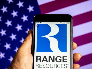 Kiev, Ukrayna - 24 Ocak 2019: Aralığı kaynakları şirket logosu akıllı telefon görüntülenen gördüm