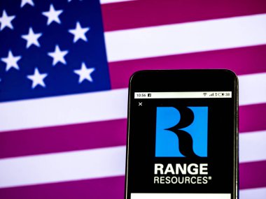 Kiev, Ukrayna - 24 Ocak 2019: Aralığı kaynakları şirket logosu akıllı telefon görüntülenen gördüm