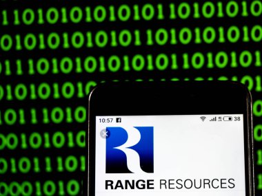 Kiev, Ukrayna - 24 Ocak 2019: Aralığı kaynakları şirket logosu akıllı telefon görüntülenen gördüm