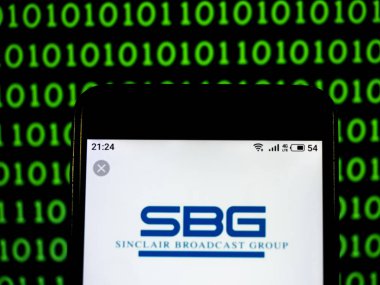 Kiev, Ukrayna - 23 Ocak 2019: Sinclair yayın grubu telekomünikasyon şirket logosu akıllı telefon görüntülenen gördüm
