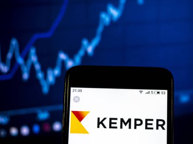 Kiev, Ukrayna - 23 Ocak 2019: Kemper Corporation sigorta şirket logosu akıllı telefon görüntülenen gördüm