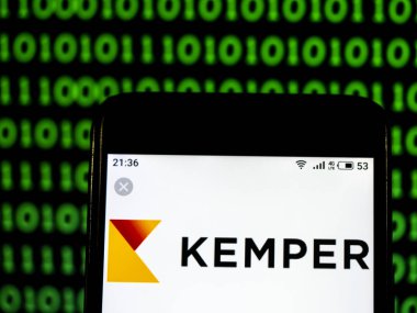 Kiev, Ukrayna - 23 Ocak 2019: Kemper Corporation sigorta şirket logosu akıllı telefon görüntülenen gördüm