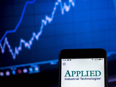 Kiev, Ukrayna - 27 Ocak 2019: Uygulamalı endüstriyel teknolojileri şirket logosu akıllı telefon görüntülenen gördüm