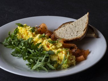 Somon ve roka ile karıştırmak