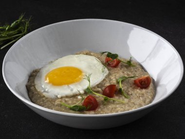 Parmesan yulaf ezmesi ve sahanda yumurta