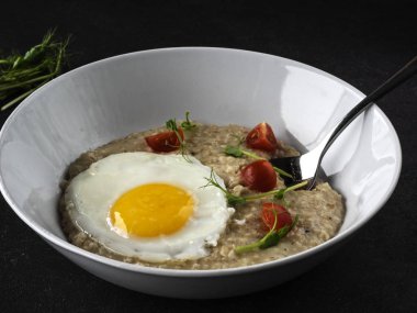 Parmesan yulaf ezmesi ve sahanda yumurta