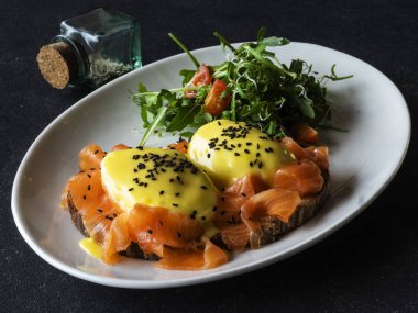 Benedict ve somon sandviç