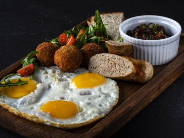 Kahvaltı pişmiş yumurta, tavuk sosis, köfte, haşlanmış fasulye