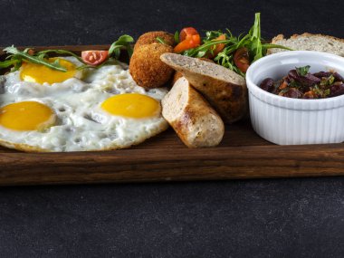 Kahvaltı pişmiş yumurta, tavuk sosis, köfte, haşlanmış fasulye