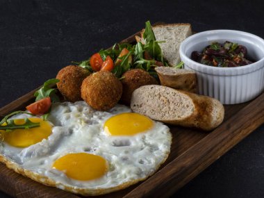 Kahvaltı pişmiş yumurta, tavuk sosis, köfte, haşlanmış fasulye