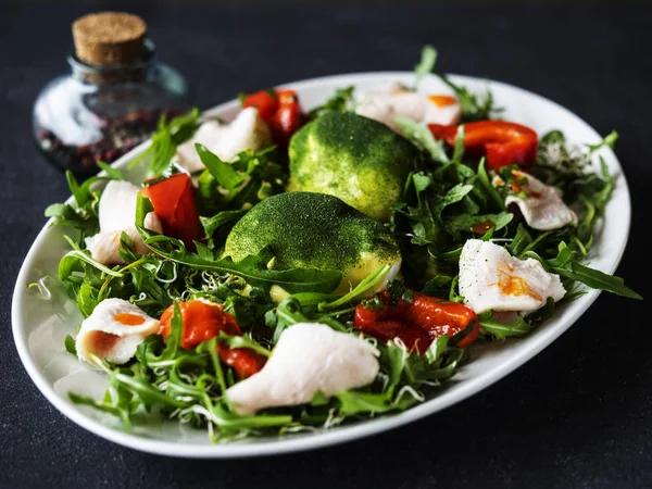 Benoît Avec Salade Filet Poulet — Photo